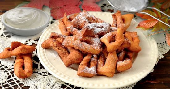 Хрусткі вергуни з дитинства: рецепт смаколика від відомого шефа