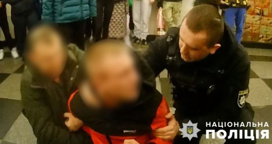 Переполох у Києві на "Хрещатику": п'яний рецидивіст погрожував поліції зброєю (фото)