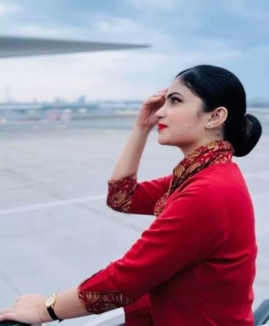 Дивно йшла: стюардеса заховала у прямій кишці кілограм золота (фото)