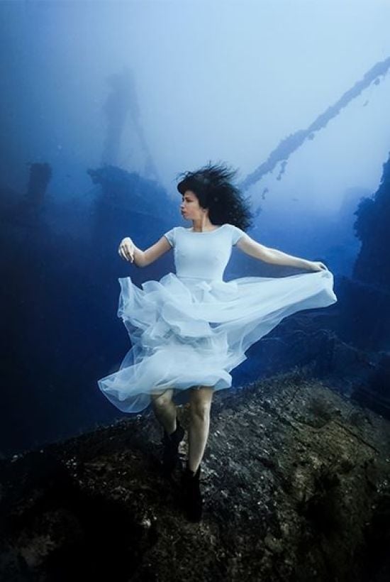 Фотограф і модель занурилися на небезпечну рекордну глибину заради найкрасивіших знімків – фото