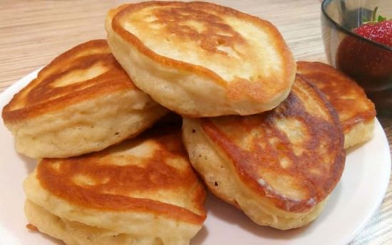 Пишні оладки на кефірі бех дріжджів: як зробити, щоб вони залишались м'якими після охолодження