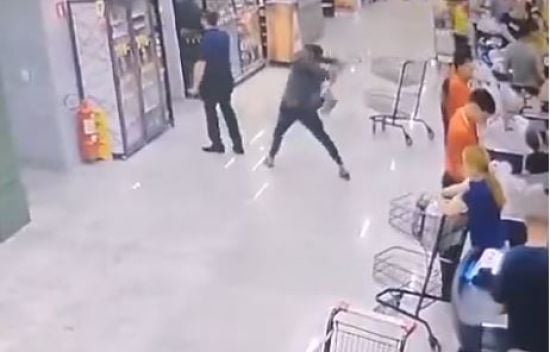 Чоловік вдарив начальника дружини лопатою посеред супермаркету: за що він помстився (фото)