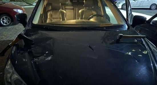 Порубали сокирами: в Запоріжжі пошкодили автівку адвокатки