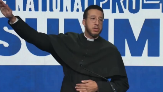 Священник повторив “нацистський” салют Маска: чим це закінчилося (відео)