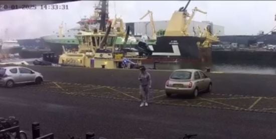 Чоловік поспішав до кафе і не помітив, як його авто впало в море – фото