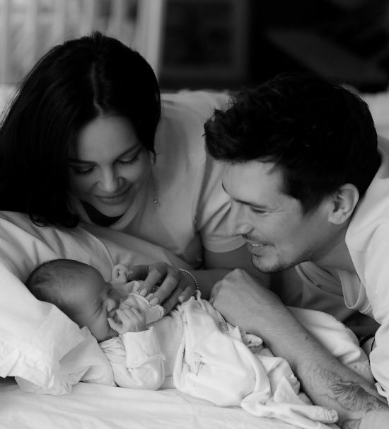 Позитив вперше став батьком та показав фото з новонародженою донькою