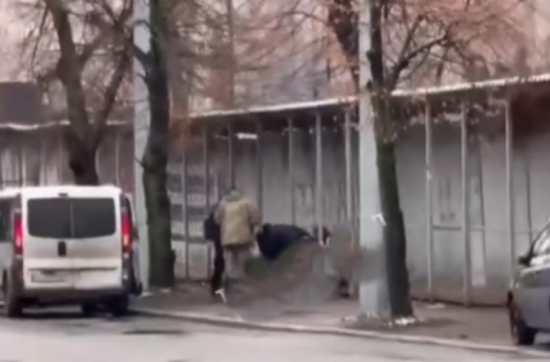 "Бусифікація" дійшла до Києва?: чоловіка тягали по землі – що кажуть у ТЦК