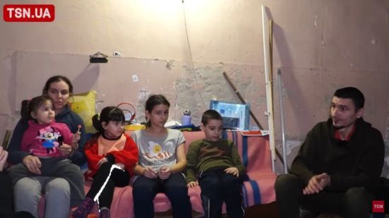Діти живуть у підвалі три роки й майже не виходять на вулицю – жахіття родини з Херсону