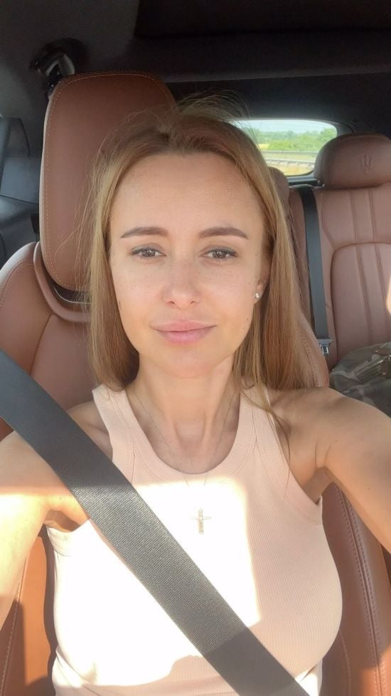 Зірка "Холостяка" народила первістка в екзотичній країні та показала перше фото малюка