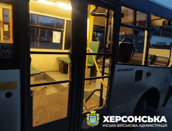 Росіяни знову атакували автобус у Херсоні: фото наслідків