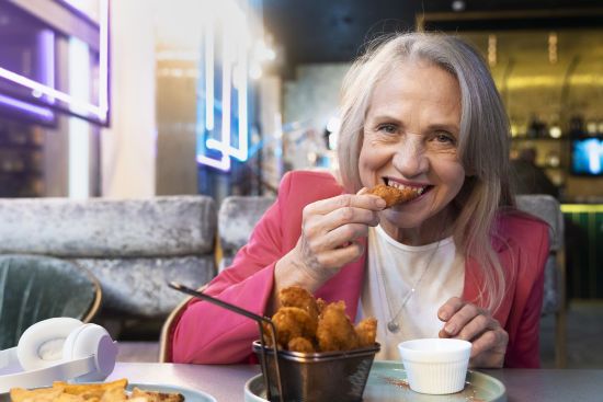 Названо шість продуктів, які не можна їсти після 65 років: що вживати натомість