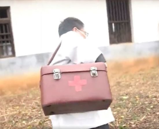 Дружина медика з карликовістю носить його на виклики на спині: він лікує понад 2000 пацієнтів