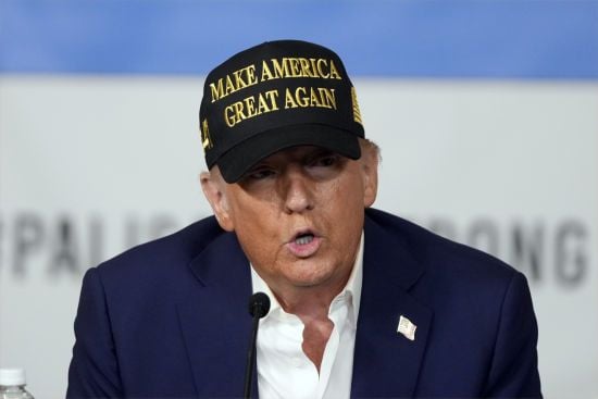 Вимагав продати Гренландію: FT дізнався про жорстку розмову Трампа з прем'єркою Данії