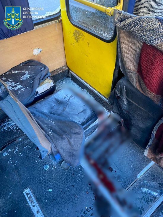 Росіяни вдарили по маршрутному таксі у Херсоні: є потерпілі