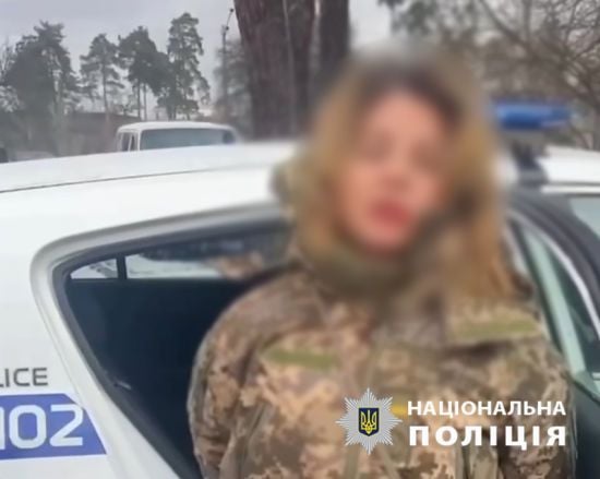 Жінка у військовій формі на авто блокувала виїзд з розподільчого центру: що з'ясувала поліція (фото)