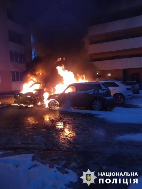 На Київщині згоріли три авто: що відомо (фото)