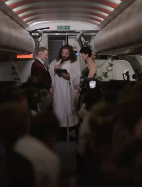 Пара мандрівників одружилася в літаку на висоті 9 000 метрів: "Це божевілля" (фото)