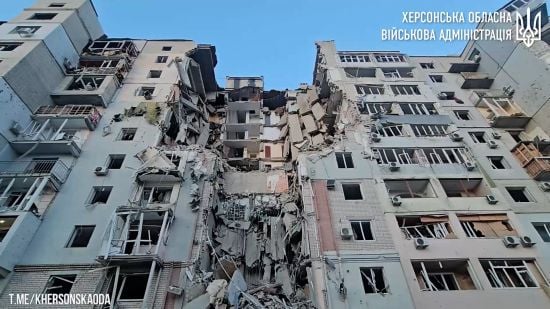 У Херсоні російська керована авіабомба влучила у 10-поверхівку: оприлюднено відео наслідків