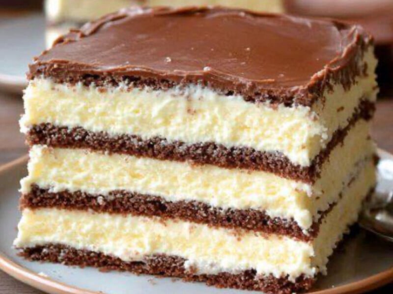 Шоколад і вершки перемішуйте, доки глазур не стане гладкою і блискучою. Рецепт шоколадного торта