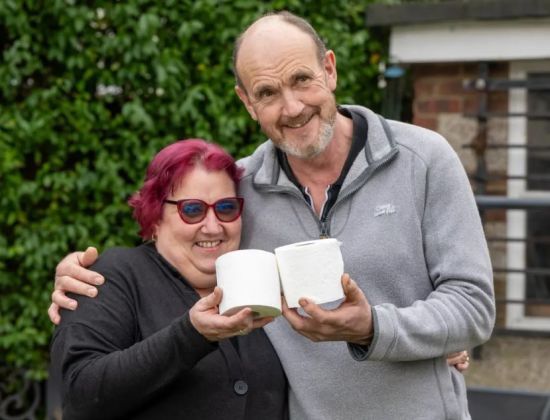 Жінка зустріла коханого у відділі туалетного паперу і набила тату у вигляді рулону – фото