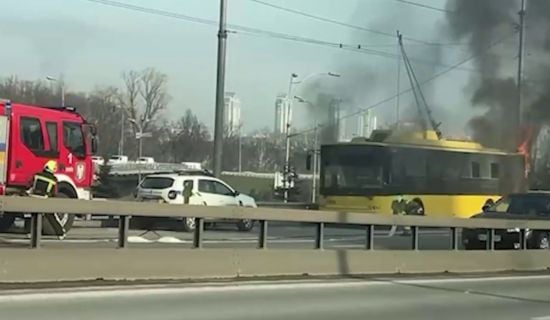 На мосту Патона в Києві спалахнув тролейбус (відео)