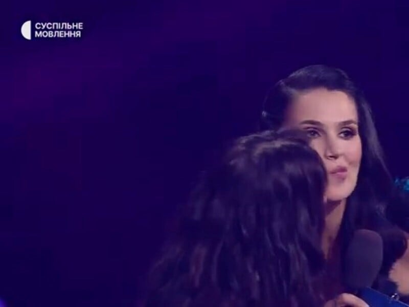 Єфросиніна прокоментувала поцілунок Руслани, від якого вона, скривившись, ухилилася. Відео