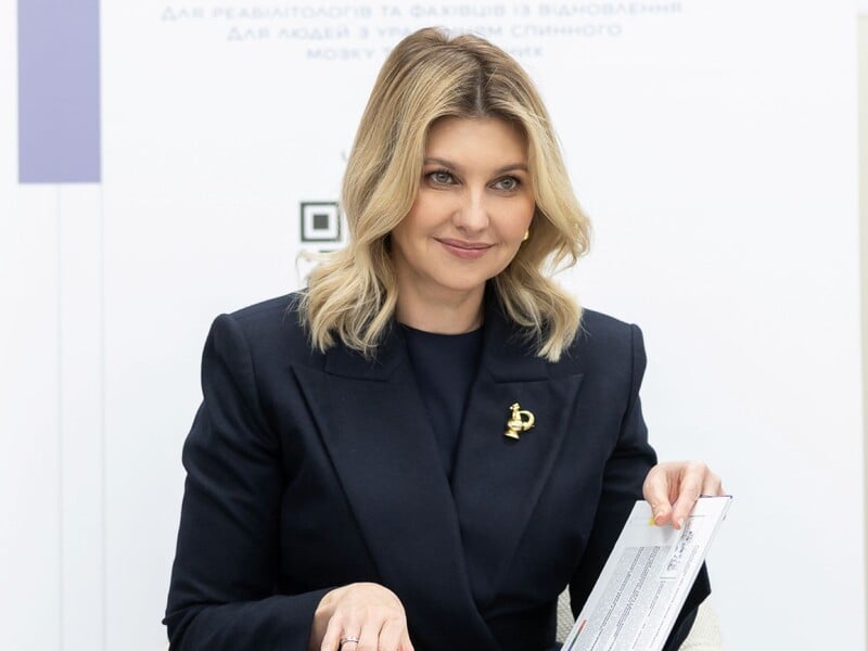 Бордовий костюм і чорна блузка. Зеленська під час візиту в ОАЕ продемонструвала новий образ. Відео