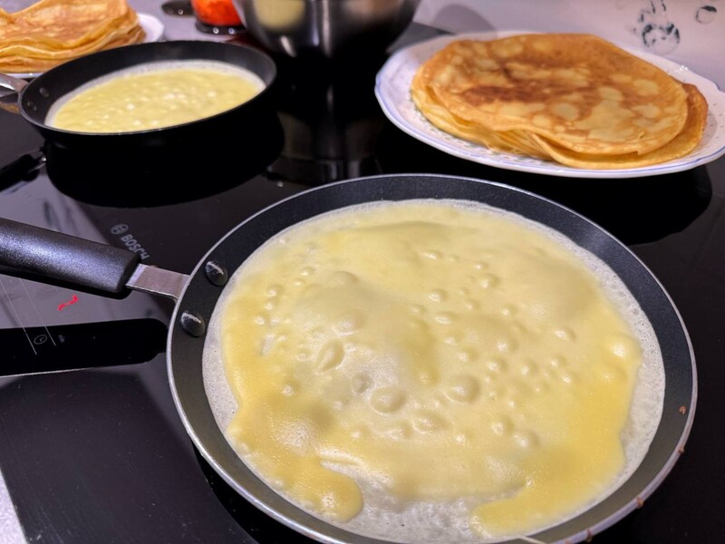 Млинці за цим рецептом виходять тонкими, дуже смачними і не порвуться. Поради й лайфхаки