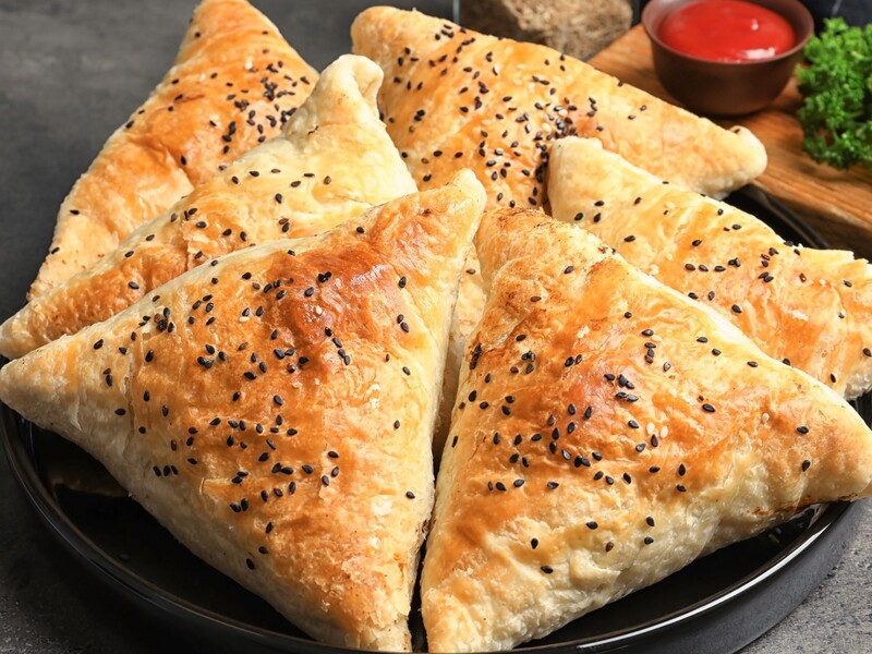 Додайте це у фарш – і страва вийде соковитою й хрусткою. Рецепт лінивої самси