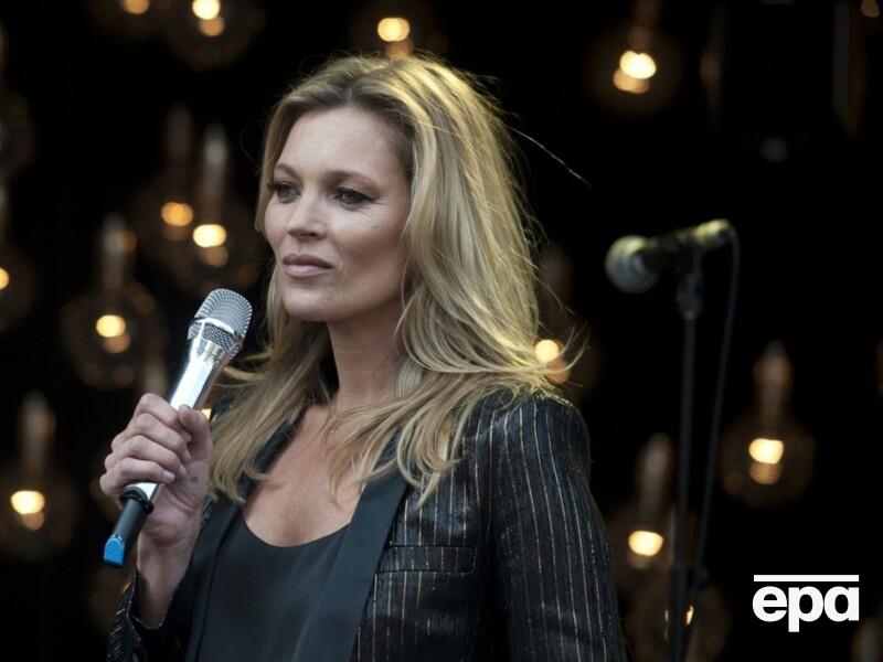 "Має вдвічі молодший вигляд". 51-річна Мосс знялася в рекламі, засвітивши "казкові" ноги. Відео