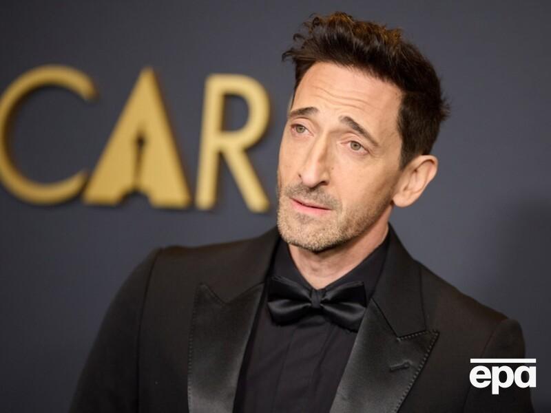 Гримерка намагалася розчинником зняти ніс у Броуді, вирішивши, що він накладний Гримерка намагалася розчинником зняти ніс у Броуді, вирішивши, що він накладний