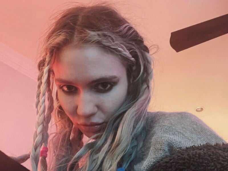 "Вона залишиться інвалідом". Співачка Граймс закликала Маска терміново зайнятися здоров'ям їхньої дитини