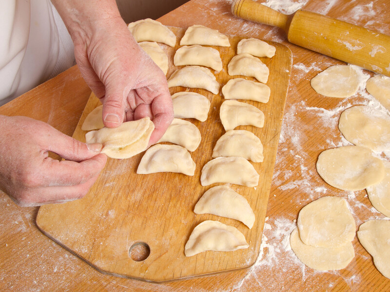 Змішайте це з борошном – і тісто буде ніжним і смачним. Універсальний рецепт для вареників і пельменів