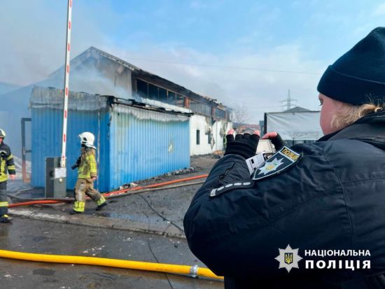 В Києві згоріла СТО: в поліції поділилися деталями (фото)