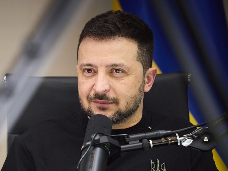 "Диктатор" сам витирає воду". Зеленський під час пресконференції витер з підлоги воду, яку розлив