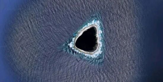 Чорна діра в Тихому океані: вчені пояснили, що насправді ховається під темною плямою