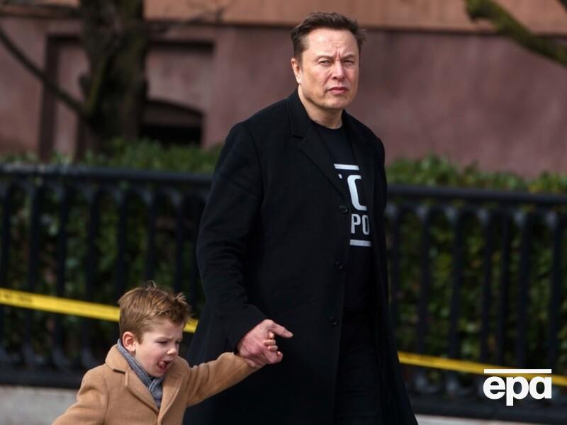 "Поводиться, як із реквізитом". Маска розкритикували за те, що кинув сина самого в публічному місці "Поводиться, як із реквізитом". Маска розкритикували за те, що кинув сина самого в публічному місці