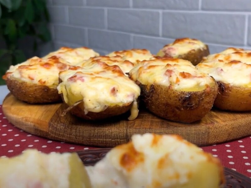 Скористайтеся цими продуктами – і від запеченої картоплі неможливо буде відмовитися. Рецепт