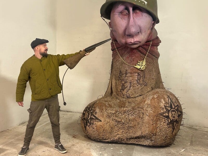 "Чуйло". У Литві, щоб показати неприязнь до РФ, зобразили Путіна у вигляді статевого члена в касці. Фото