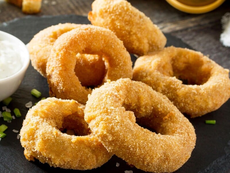 Приготуйте цибулеві кільця у клярі – і вони вийдуть особливо хрумкими й апетитними