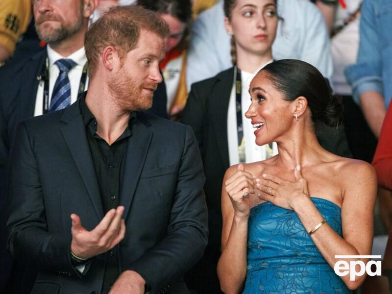 "Моє кохання, я завжди буду їсти з тобою гамбургери". Дружина принца Гаррі показала, як цілується із чоловіком