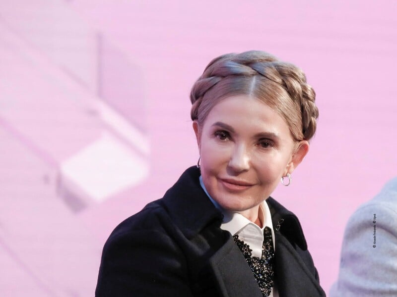 Без коси і з новим кольором волосся. 64-річна Юлія Тимошенко кардинально змінила зачіску. Фото