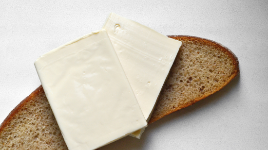 Чи можна їсти плавлений сир щодня: дієтологи розповіли, коли цей продукт протипоказаний