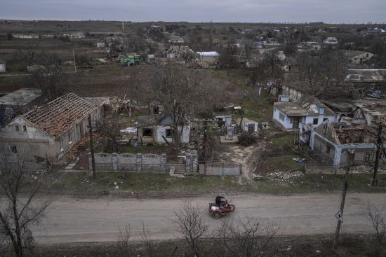 Окупанти скинули авіабомби на Харківщину: боєприпас влучив у будинок