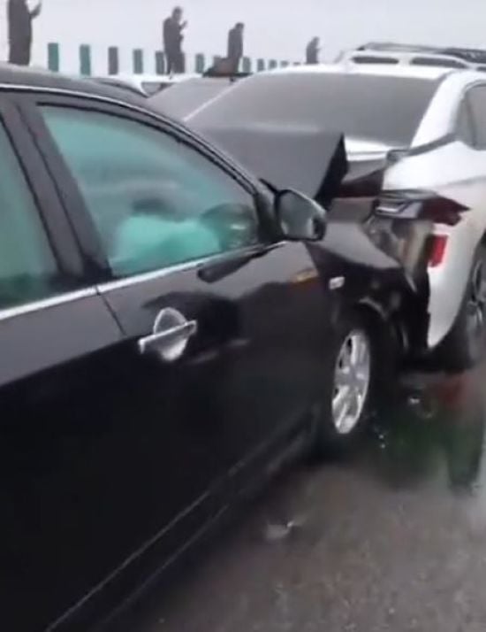 Жахливий момент: на трасі 100 автомобілів врізалися один в одного – фото