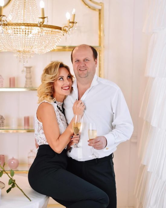 Помітно схудлий Віктор Бронюк замилував романтичними фото з дружиною-красунею