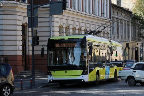 У Львові жінка загинула під колесами тролейбуса: подробиці трагедії