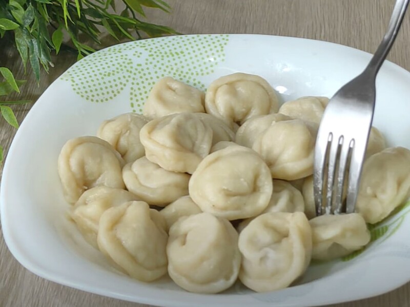 Додайте це до борошна – і пельмені будуть соковитими й смачними. Універсальний рецепт тіста на окропі