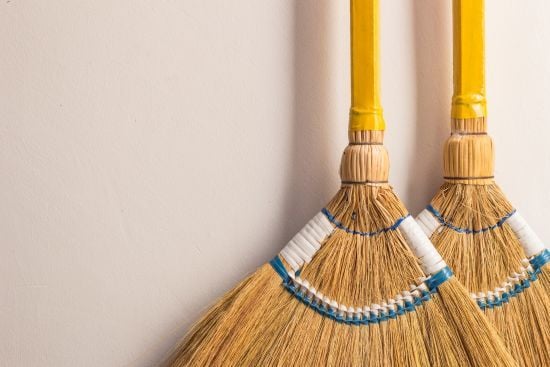 Ось де ніколи не можна ставити віник: запам'ятайте це раз і назавжди