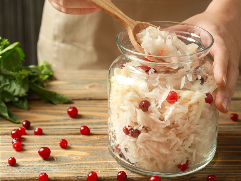 Долийте це – і квашена капуста не потемніє й не буде мати неприємного запаху. Простий рецепт